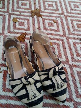Gianni Bini flats feature a navy and white striped SIZE 7.5